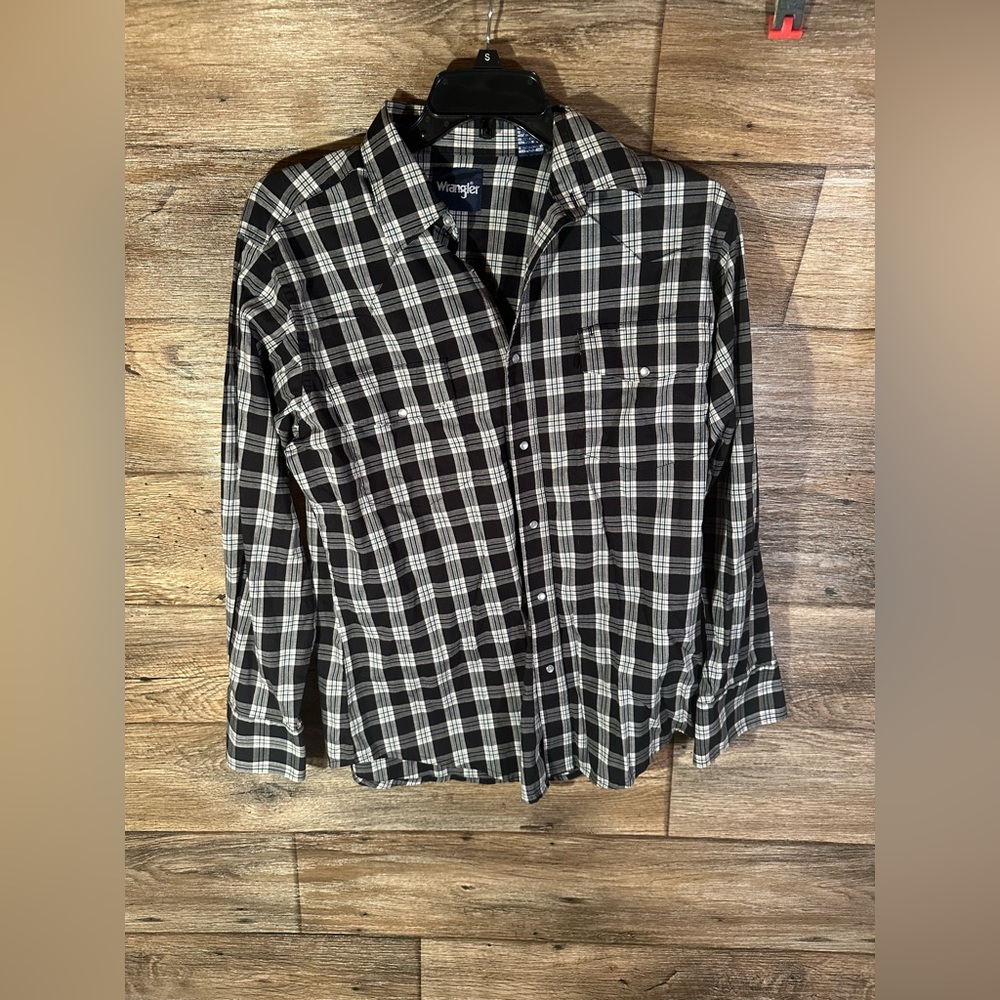 Wrangler button up long sleeve shirt